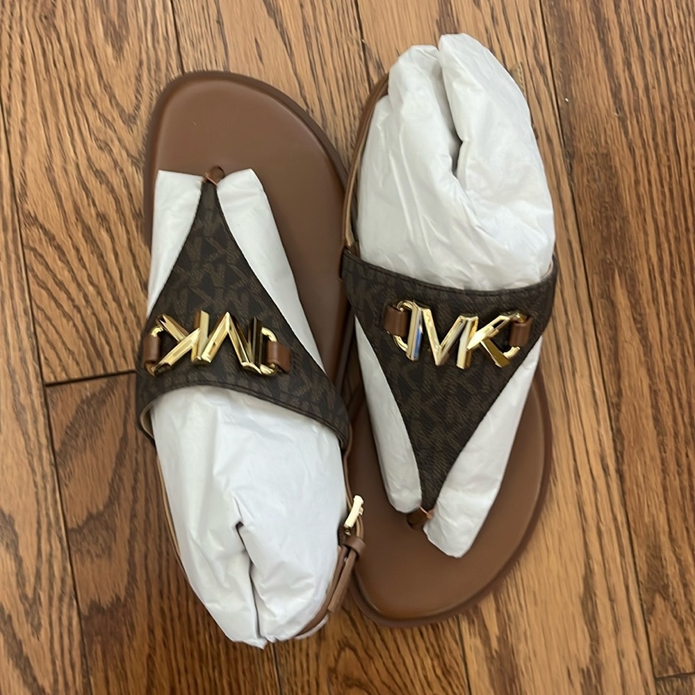 Women’s Micheal kors reed flat thong brown logo 6.5